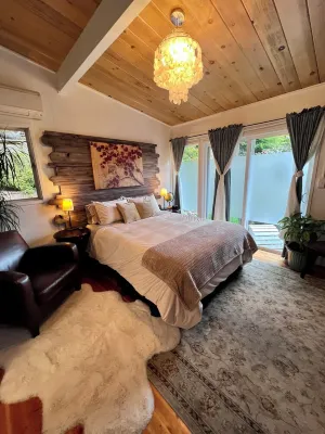 Humboldt Haven: Gorgeous Home for 10 w Gardens, Firepits, Forest & Bay Views
