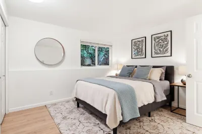 2 bedroom, 1.5 bath Condo w/free Parking, Kitchen, WiFi, W/D & 97% walk score 발라드 호텔