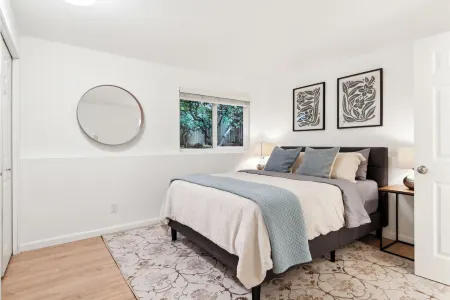 2 bedroom, 1.5 bath Condo w/free Parking, Kitchen, WiFi, W/D & 97% walk score Отели рядом с достопримечательностью «Sakya Monastery of Tibetan Buddhism»