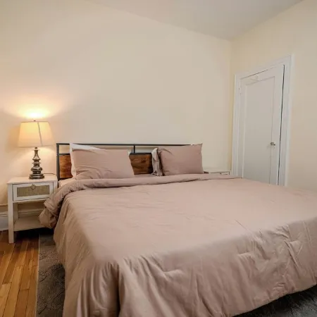 Cozy Corner: Midtown Convenience Отели рядом с достопримечательностью «Washington St»