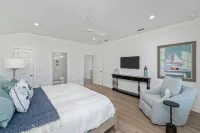 Glimmer! Sleeps 26! 2 Blocks from the Beach!