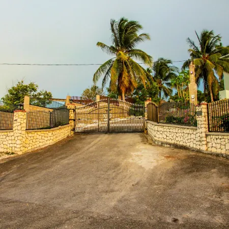 Sunshine Lodge: Your Home Away from Home