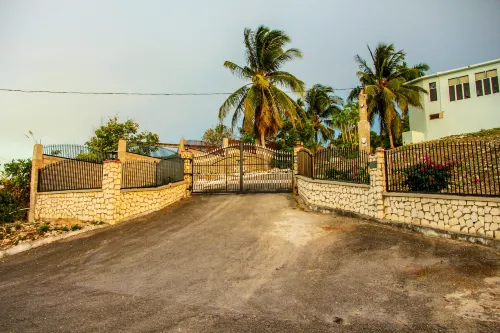Sunshine Lodge: Your Home Away from Home Hotels in Falmouth