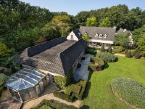 วิลล่าสวยงามที่ Drunen พร้อมสระว่ายน้ำที่ทำความร้อนด้วยตัวเอง โรงแรมใน