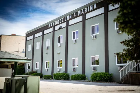 Manistee Inn & Marina Отели рядом с достопримечательностью «Заповедник Лейк Блафф Берд»