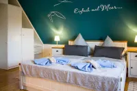 Enchanting thatched house idyllically situated on the Achterwasser, child-friendly