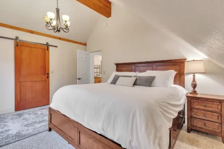 Dover Dreamin’ – Lake Life starts here! 3BD, 3BA Retreat, Steps from the Water