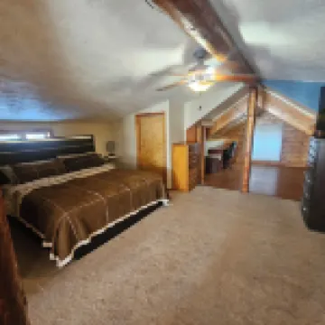 Charming 2-bedroom cabin with WiFi, Hot Tub, large decks in amazing Canandaigua
