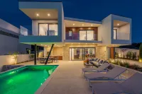 Villa Seven Seas with Heated Pool and Jacuzzi by the Sea - Pools