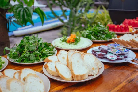 Mango Tree Homestay Cat Ba Отели рядом с достопримечательностью «Cat Co Beach»