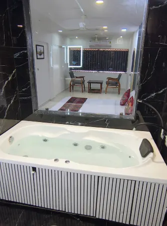 FabHotel Royal Manor - Hospital Chowk Отели рядом с достопримечательностью «ISKCON Rajkot, Sri Sri Radha Neelmadhav Dham»