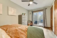 Perfect Summer Getaway - Hot Tub, Pool, Kayaks, A/C in Big Bass Lake Resort!