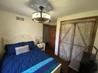 Ranch style farmhouse lodging with upper and lower bedrooms, one and half bath 톰슨 타운쉽 호텔