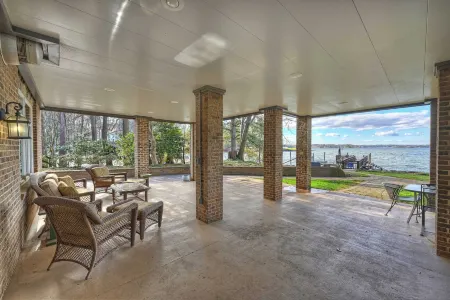 Landover Lodge by Avantstay Waterfront + Dock Отели рядом с достопримечательностью «Trump National Golf Club Charlotte»