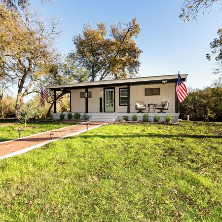 Country Cabin on the Creek in Belton with WiFi, AC