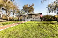 Country Cabin on the Creek in Belton with WiFi, AC