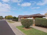 Charming 3-Bedroom Holiday Home Near Werribee Park Hotels in Werribee
