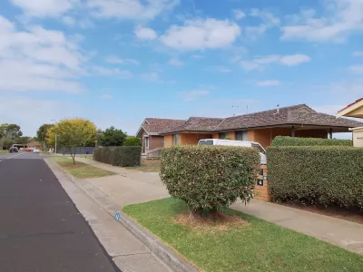 Charming 3-Bedroom Holiday Home Near Tourist Attractions Hotels near Eagle Stadium