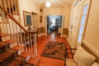 Spacious 5-bedroom house with WiFi and AC in charming Martinsville