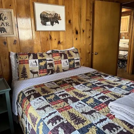 Bigfoot's Bunkhouse! Cozy Cabin, Cool Breeze Dogs Welcome! 45 min to white sands Отели в г. Клаудкрофт