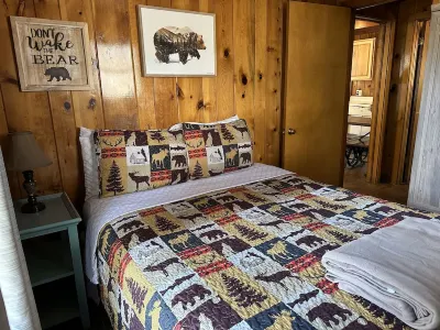 Bigfoot's Bunkhouse! Cozy Cabin, Cool Breeze Dogs Welcome! 45 min to white sands