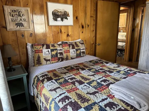 Bigfoot's Bunkhouse! Cozy Cabin, Cool Breeze Dogs Welcome! 45 min to white sands
