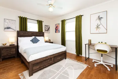 Spacious Charming 4BR 3BA Home with Outdoor Pool & Patio Отели рядом с достопримечательностью «Gordon Biersch Brewery Restaurant»