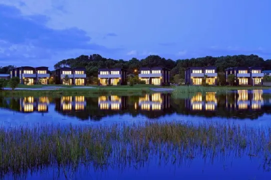 Great Matarangi Location Lakeside Gem overlooking the golf course! Hotels in 