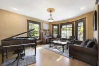 Stunning Historical Mansion: 8 bedrooms (sleeps 16+