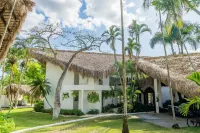 Newly remodeled Ocean view villa- Staff included, golf carts available. Hôtels à : 