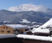 Free parking Just a 5-minute walk to the village center, the cross-country ski trail and the ski bus 라이트임윙클 호텔