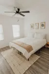 Private Pickleball Court! Lovely 2 Bedroom Home - Minutes to Everything - บังกะโล