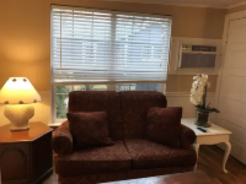 Charming, newly updated 2 Bedroom Cottage, Pet Friendly