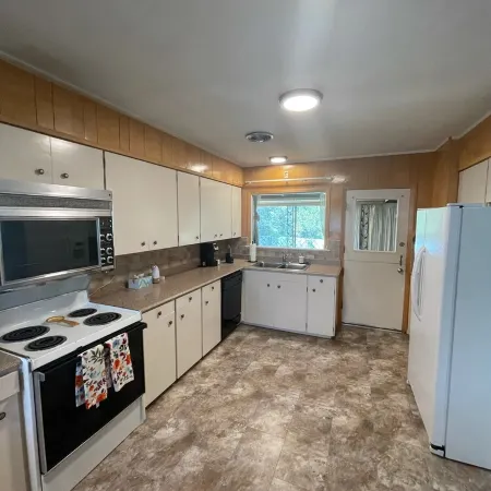 Cozy Home Across From Holt Arena and ISU Campus!