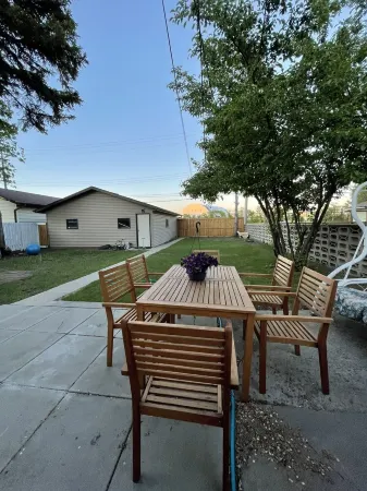 Main Central Avenue Basement Studio Отели рядом с достопримечательностью «Университет Саскачевана»