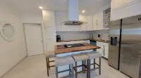 Stylish Newly remodeled 3bdr Apt