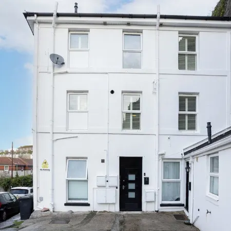Peaceful, Homely, Pet Friendly with Private Parking - Holiday Apartment 13B