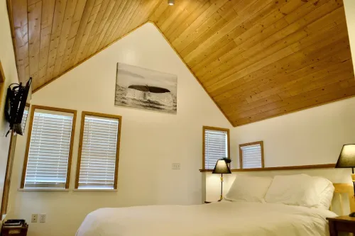 Bright & Beautifully Refreshed Cottage - 2 min from Ocean! Hoteles en Ucluelet