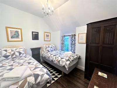 Roseleigh Cottage in the heart of Stow-on-the-Wold with parking for 2 cars.