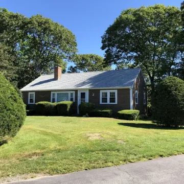 Quiet private Centerville cottage, walk to beach, central A/C, parking pass.