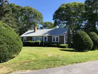 Quiet private Centerville cottage, walk to beach, central A/C, parking pass. 크레이그빌 비치, 반스터블 주변 호텔