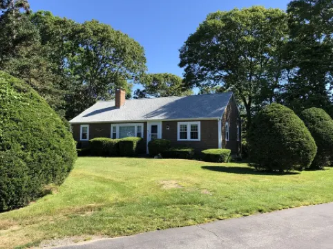 Quiet private Centerville cottage, walk to beach, central A/C, parking pass.