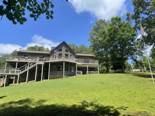 Perfect Waterfront Getaway With Covered Dock Hotels in Campbell County