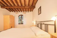 A stone farmhouse from 1850 with a pool for nature lovers Hotels in Pomarance