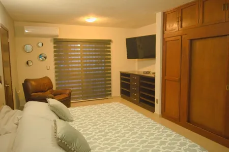 Private house, pool, bbq and jacuzzi!!