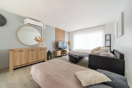 Pretty studio with terrace between sea and forest