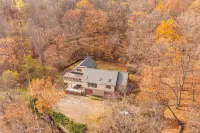 Bopple Hill Lodge - Modern Cabin with Lake View
