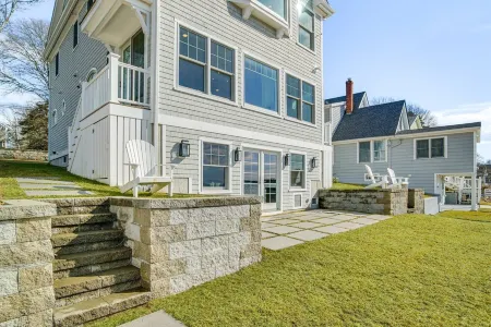 Luxury Ocean Front Home w/ its own Private Beach. New, Clean+ High end finishes. Отели рядом с достопримечательностью «Шелл Пойнт Бич»