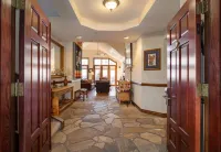Modern Rustic Bi-Level 3 Bedroom Plus Loft Condo In Beaver Creek