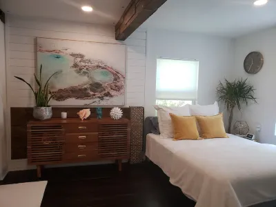 Modern Tropical Bungalow Hotels near Men's Wearhouse